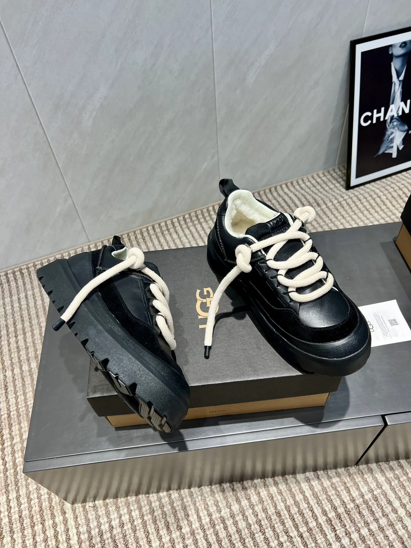 Factory: Couple P620💰 "Exclusive top version" UGG~25vs popular platform thick-soled casual shoes series... [Couple's thick-soled Maori casual shoes] A shoe that will not clash with shirts, simple partition design ➕ spotted outsole, silk curly upper, a must-have for autumn and winter, can be worn with any pants or skirt, very comfortable and good-looking... ❶Fabric: Original customized cow ➕ Sheepskin ❷Inner lining: original customized wool ❸Feet: original customized sheepskin ❹Outsole: original molded foam outsole ❺Number: 35-44 (Female 41. Male 45. Customized, non-returnable) ❻Packaging: Original full set of packaging ☀Color: Official website updated simultaneously